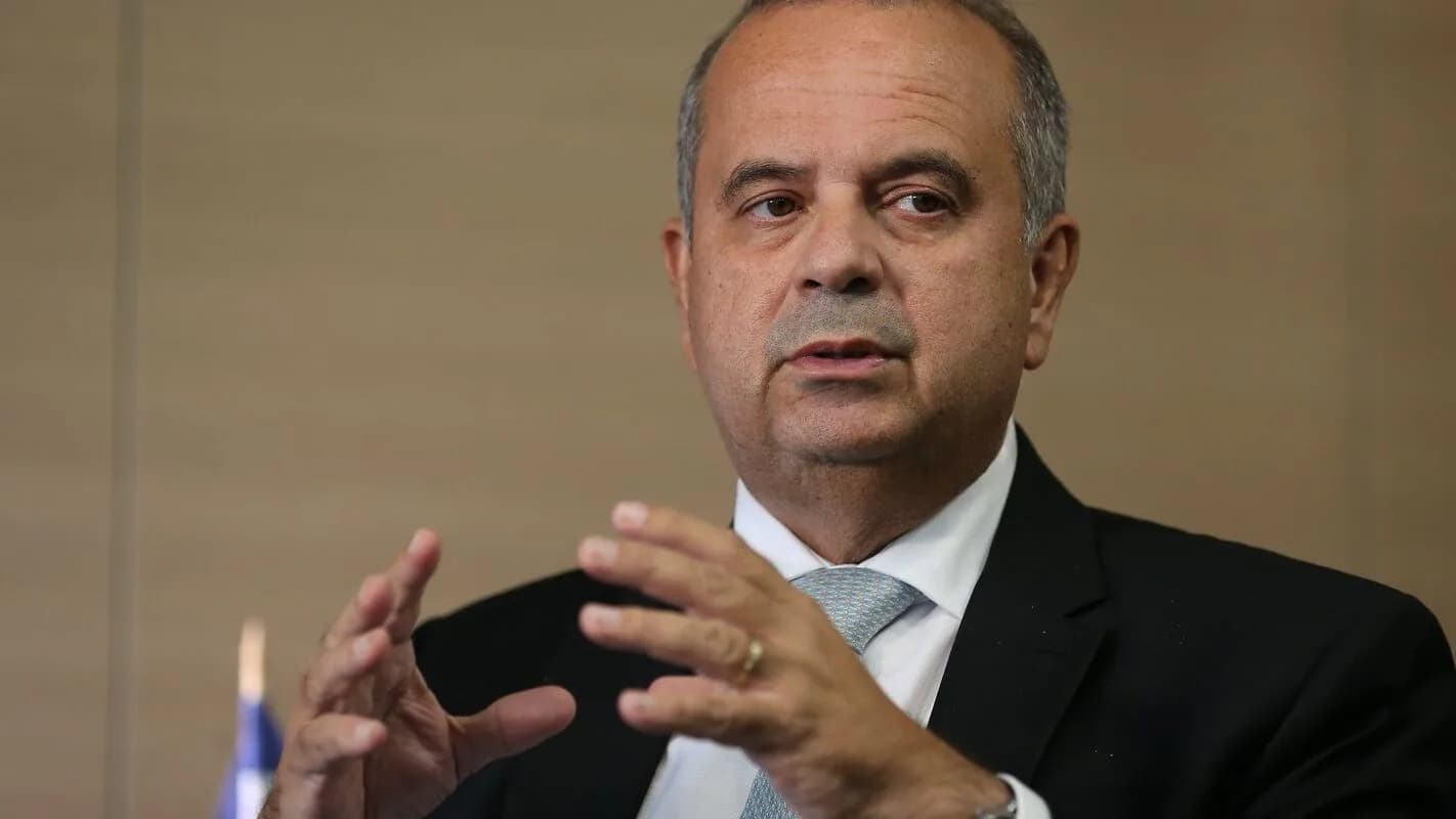 Senador Rogério Marinho fala a jornalistas em Brasília, gesticulando
