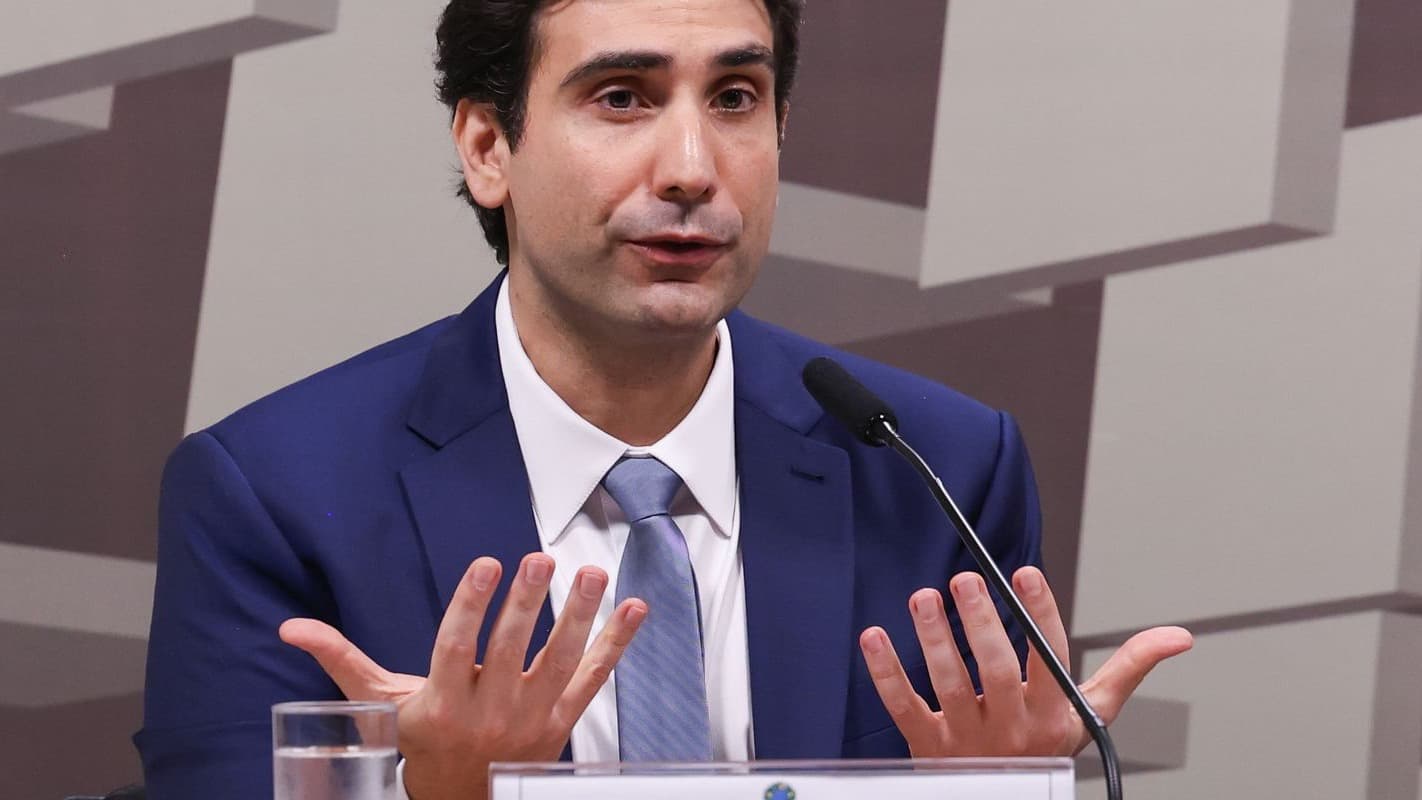 Gabriel Galípolo, presidente do Banco Central, gesticula durante audiência no Senado
