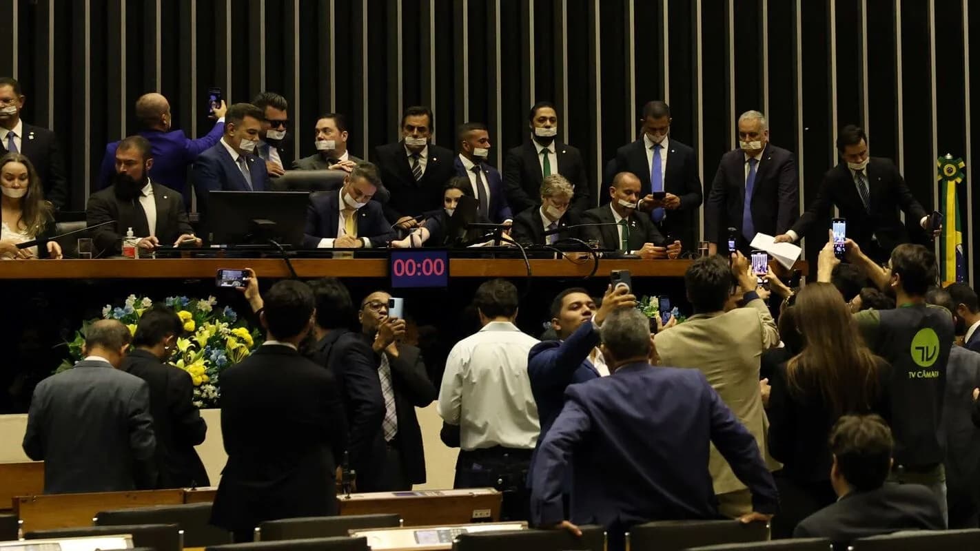 Plenário do Congresso Nacional movimentado, com parlamentares em sessão