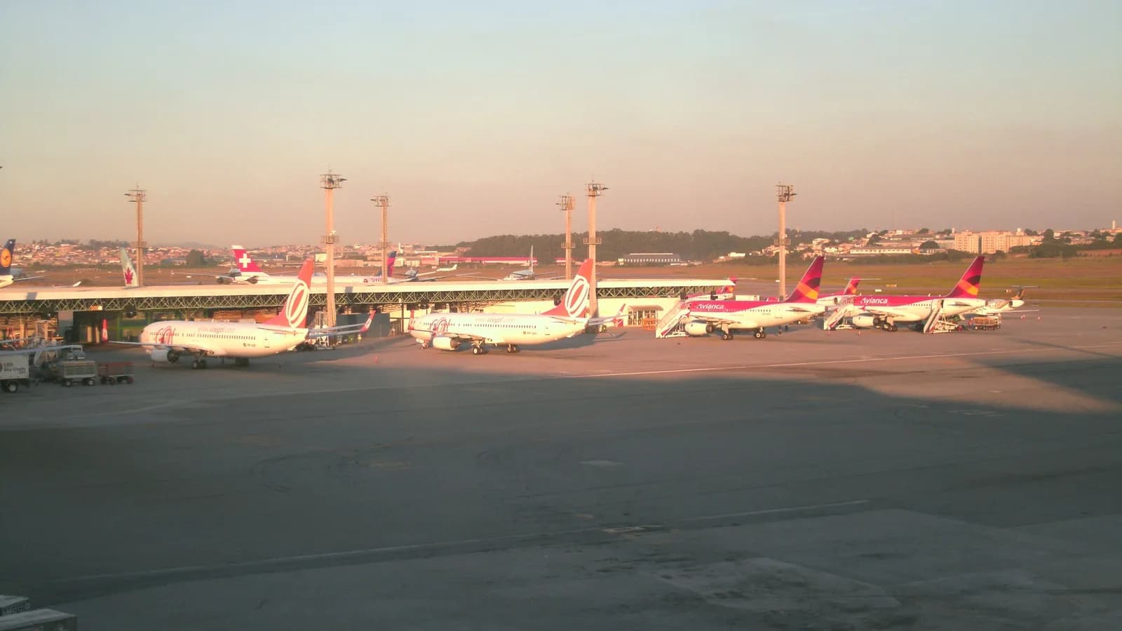 Vista panorâmica do pátio de aeronaves do Aeroporto Internacional de São Paulo-Guarulhos