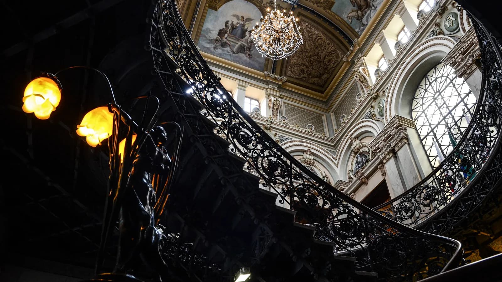 Escadaria histórica e lustre do Palácio da Liberdade, sede do governo de Minas Gerais, em Belo Horizonte