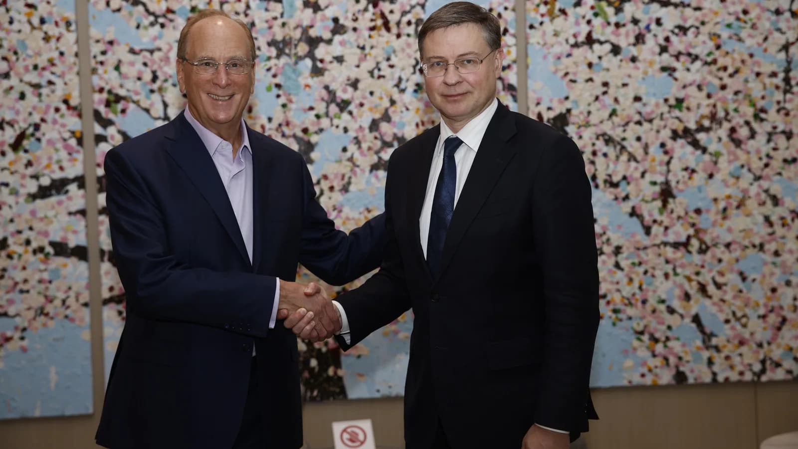 Larry Fink, CEO da BlackRock, cumprimenta autoridade em evento