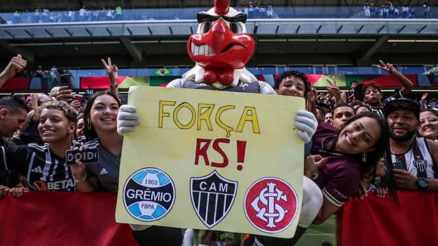 Mascote e torcida do Atlético-MG em evento do clube