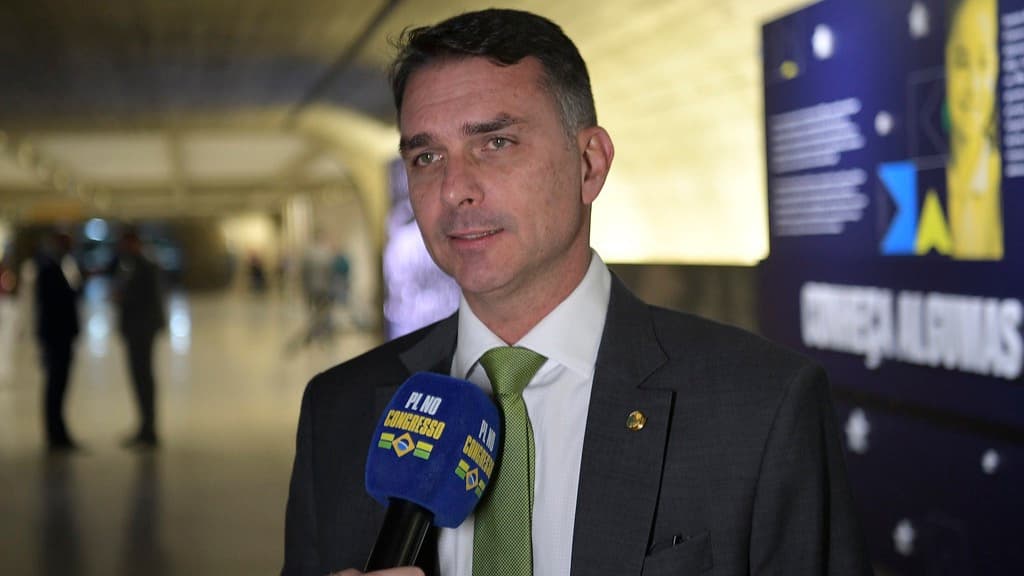 Senador Flávio Bolsonaro concede entrevista no Congresso Nacional