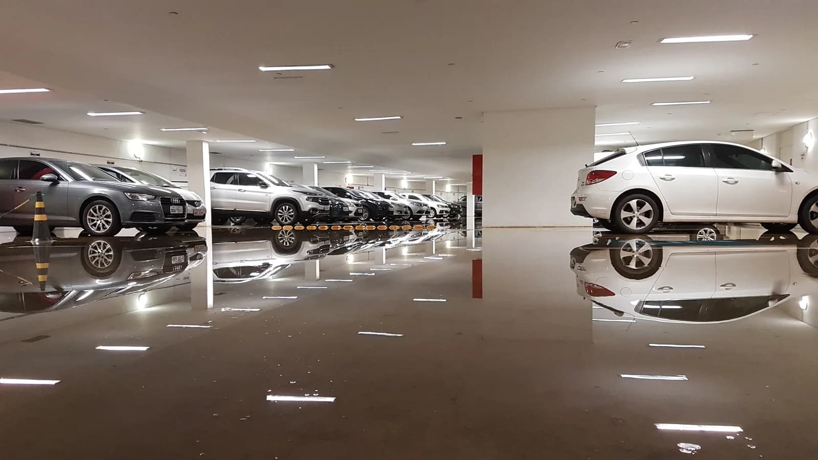 Alagamento em estacionamento de Belo Horizonte durante chuva forte (foto de arquivo)