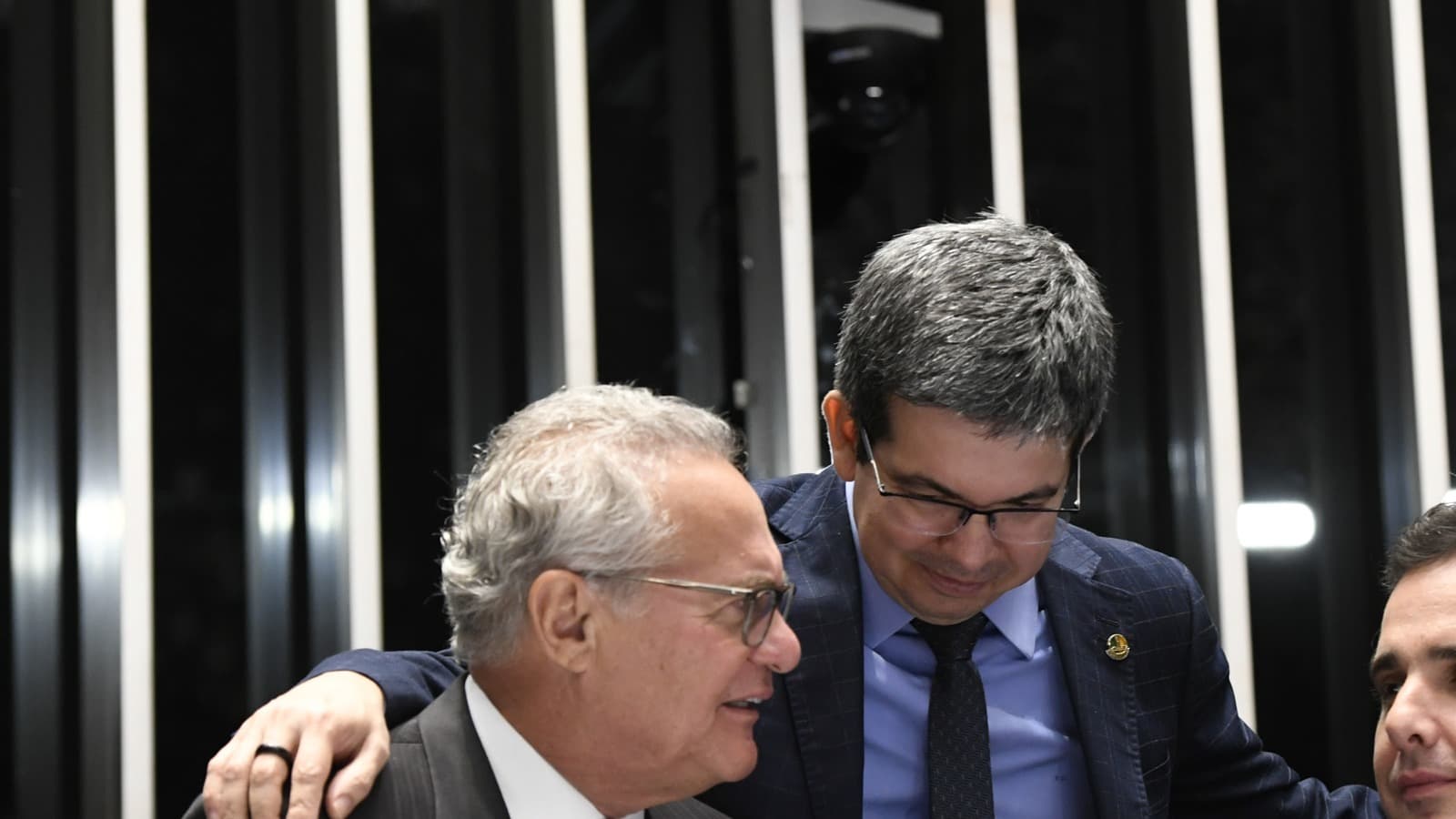 O senador Renan Calheiros conversa com colegas na mesa do plenário do Senado Federal
