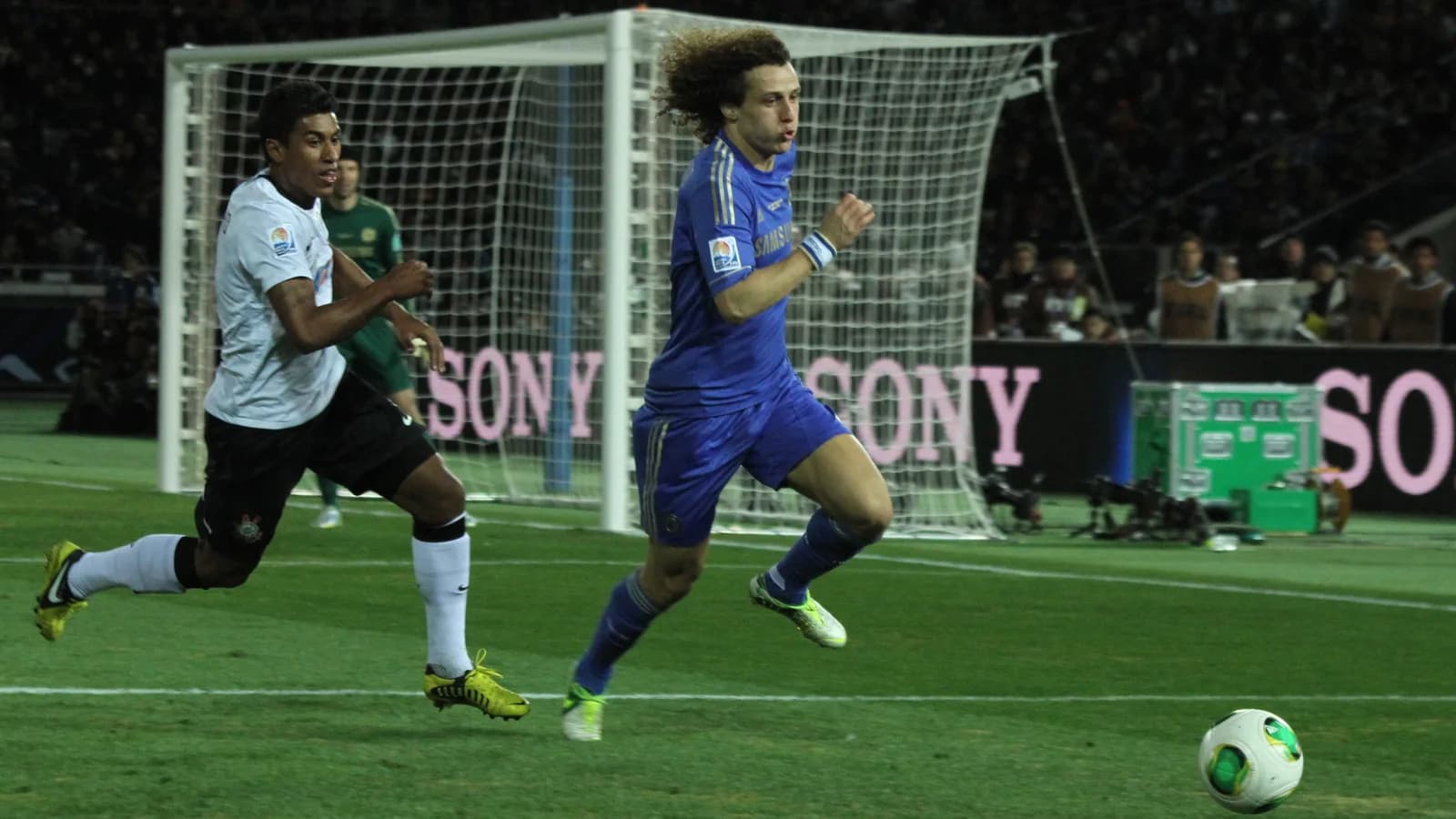 Paulinho disputa jogada com David Luiz na final do Mundial de Clubes de 2012