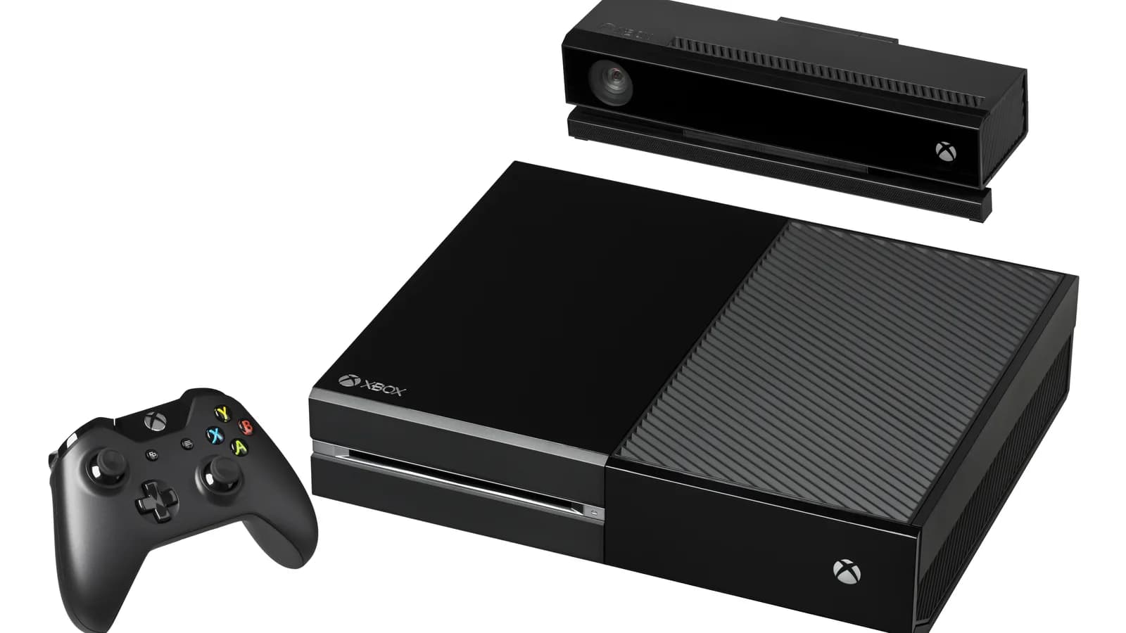 Console Xbox One com sensor Kinect e controle sobre fundo branco