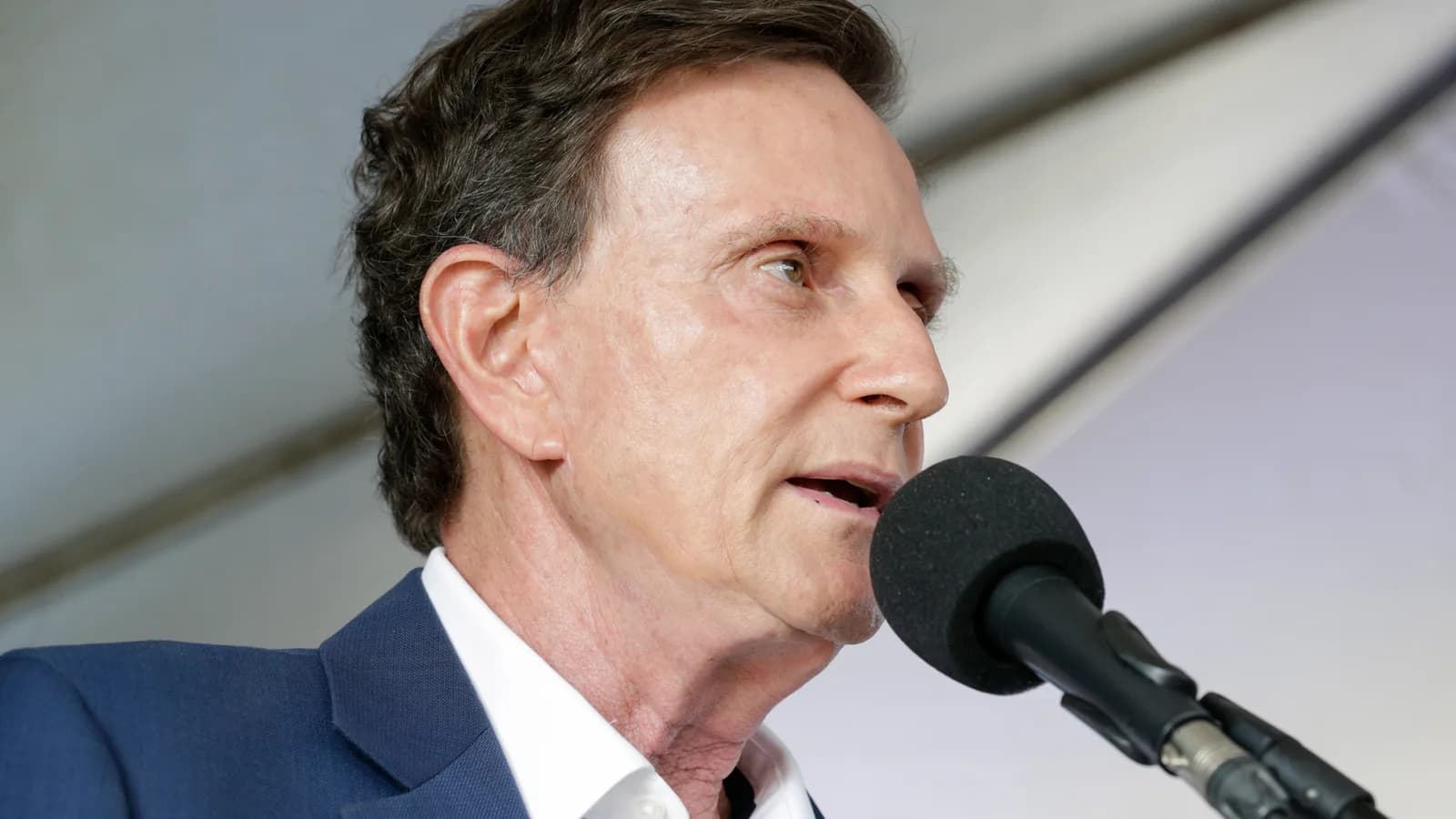 Marcelo Crivella discursa ao microfone em evento público