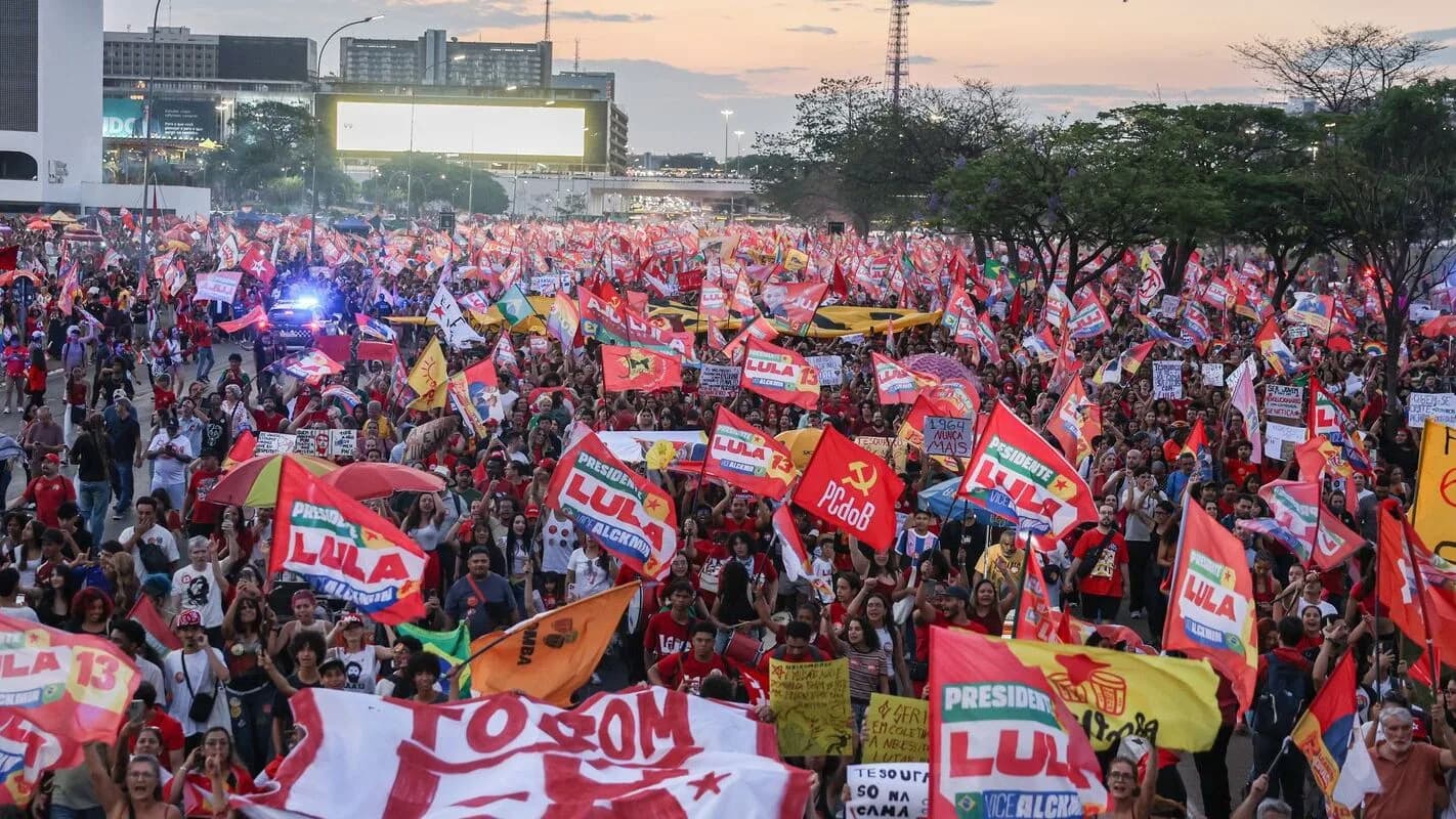 Multidão com bandeiras vermelhas de apoio a Lula tomada na Esplanada dos Ministérios