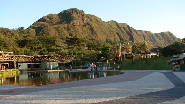 Vista da Serra do Curral a partir do Parque das Mangabeiras, em Belo Horizonte, com o lago e a praça do parque em primeiro plano; imagem de arquivo