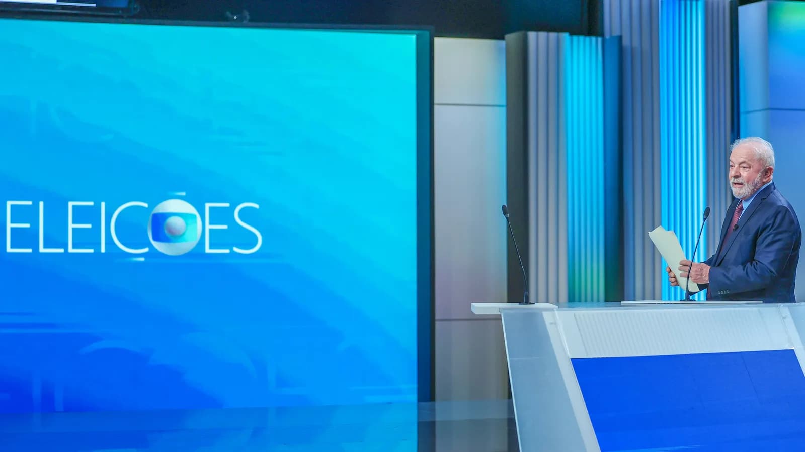 Lula discursa em púlpito durante debate presidencial televisivo
