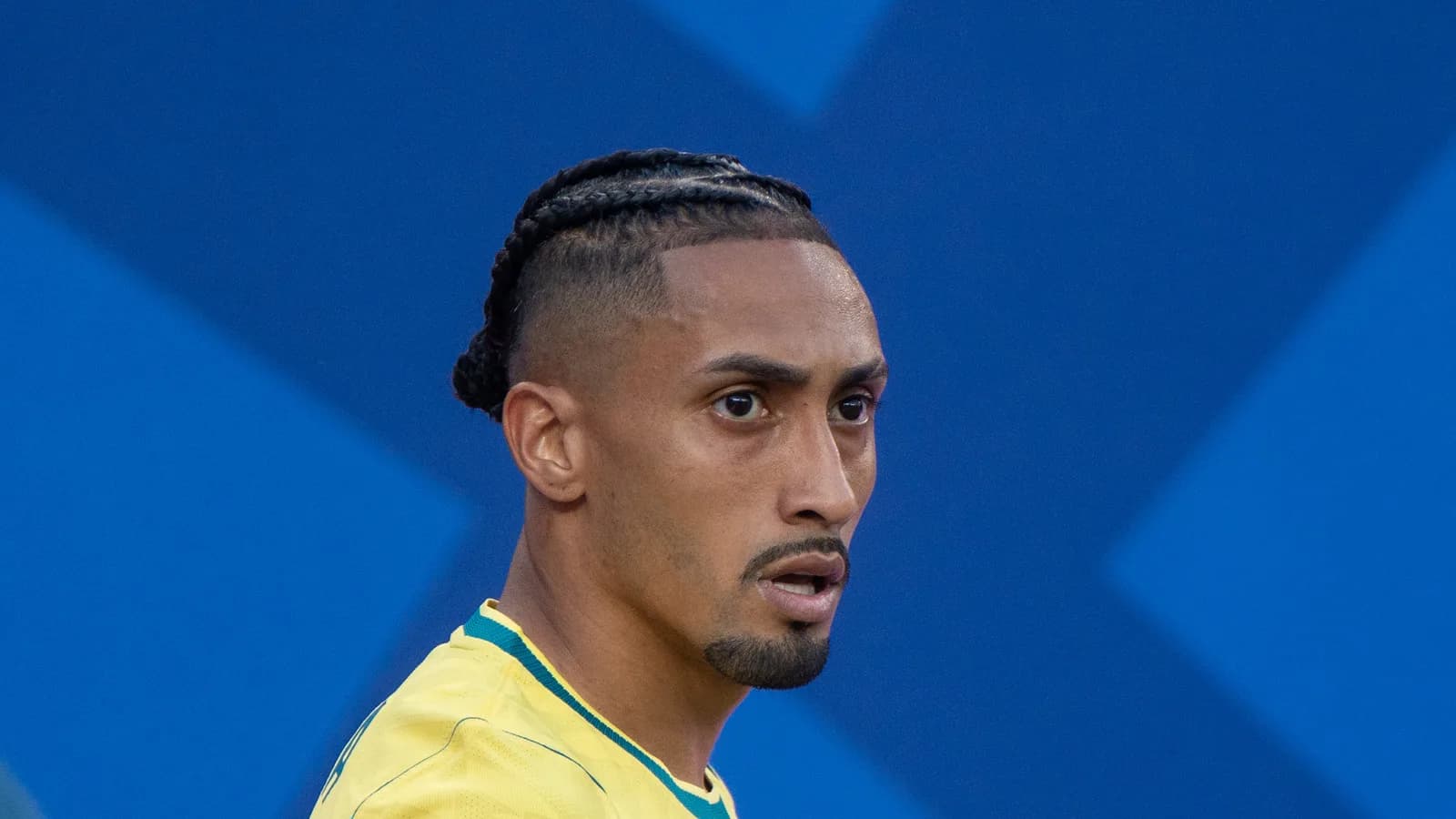 O atacante Raphinha com a camisa da Seleção Brasileira durante jogo (foto de arquivo)