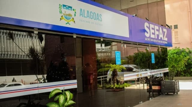 Fachada da sede da Secretaria de Estado da Fazenda de Alagoas, com letreiro Sefaz e brasão do estado, em Maceió