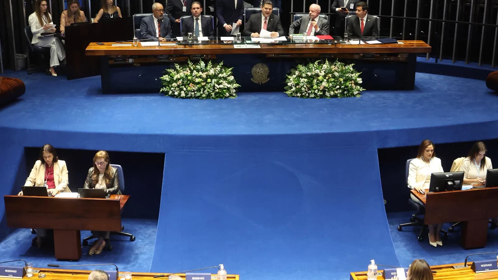 Plenário da Câmara dos Deputados durante sessão de promulgação de emenda constitucional, com parlamentares nas bancadas