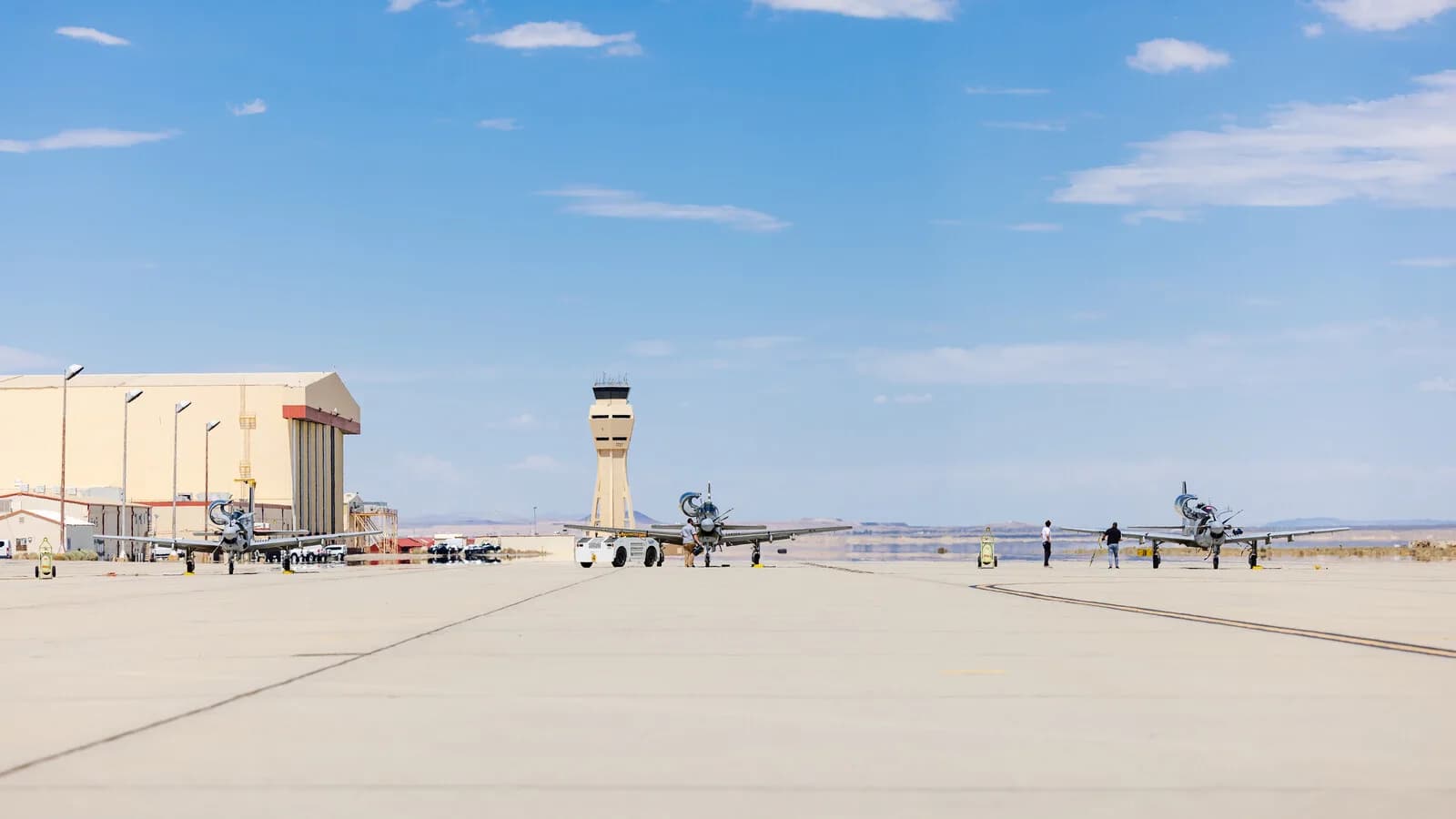 Três aeronaves A-29 Super Tucano em pista de pouso, modelo usado pela FAB para interceptar voos clandestinos