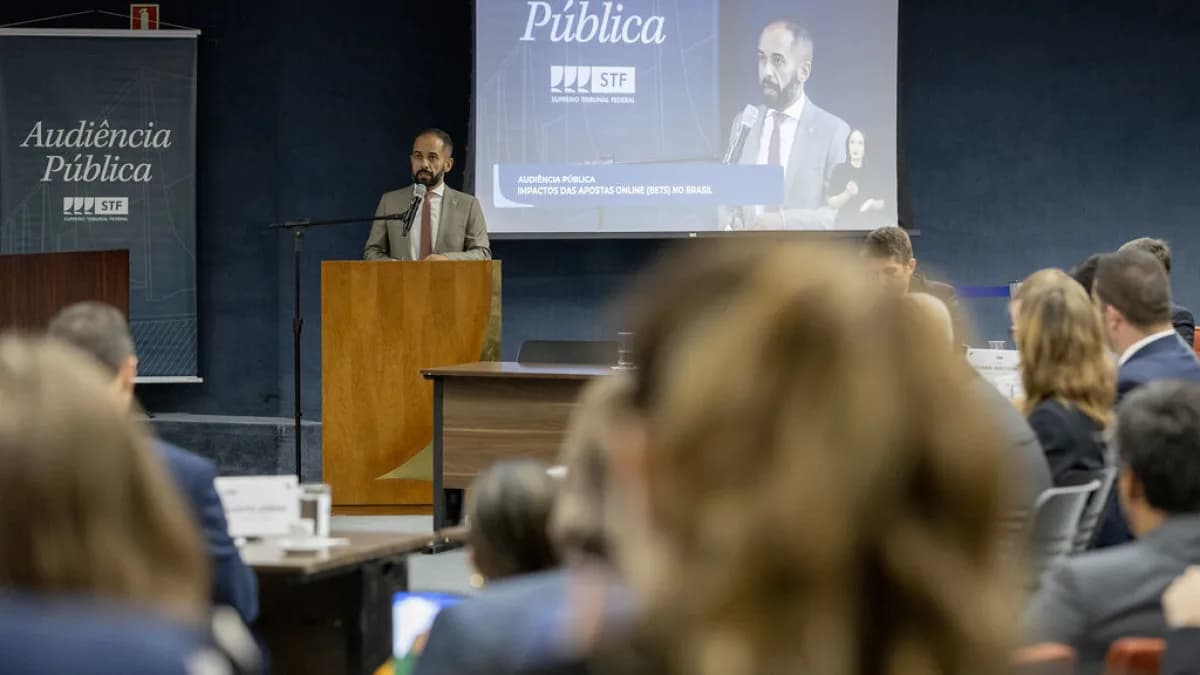 Representante fala em audiência pública sobre os impactos das apostas online, com plateia ao fundo