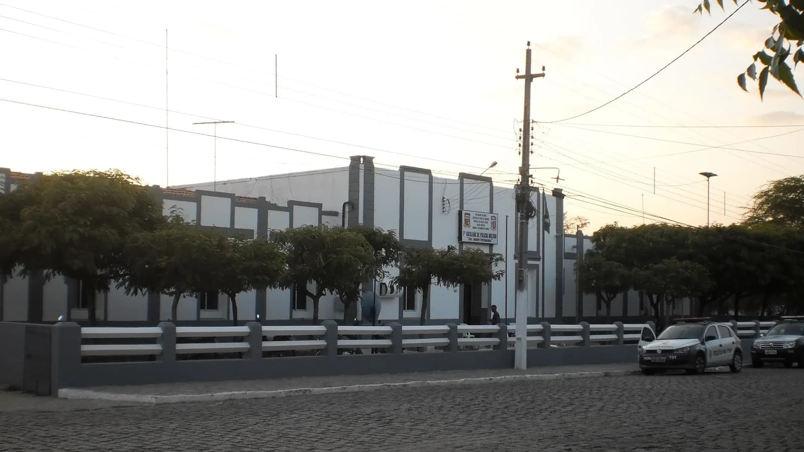Fachada de batalhão da Polícia Militar do Rio Grande do Norte, com viatura estacionada