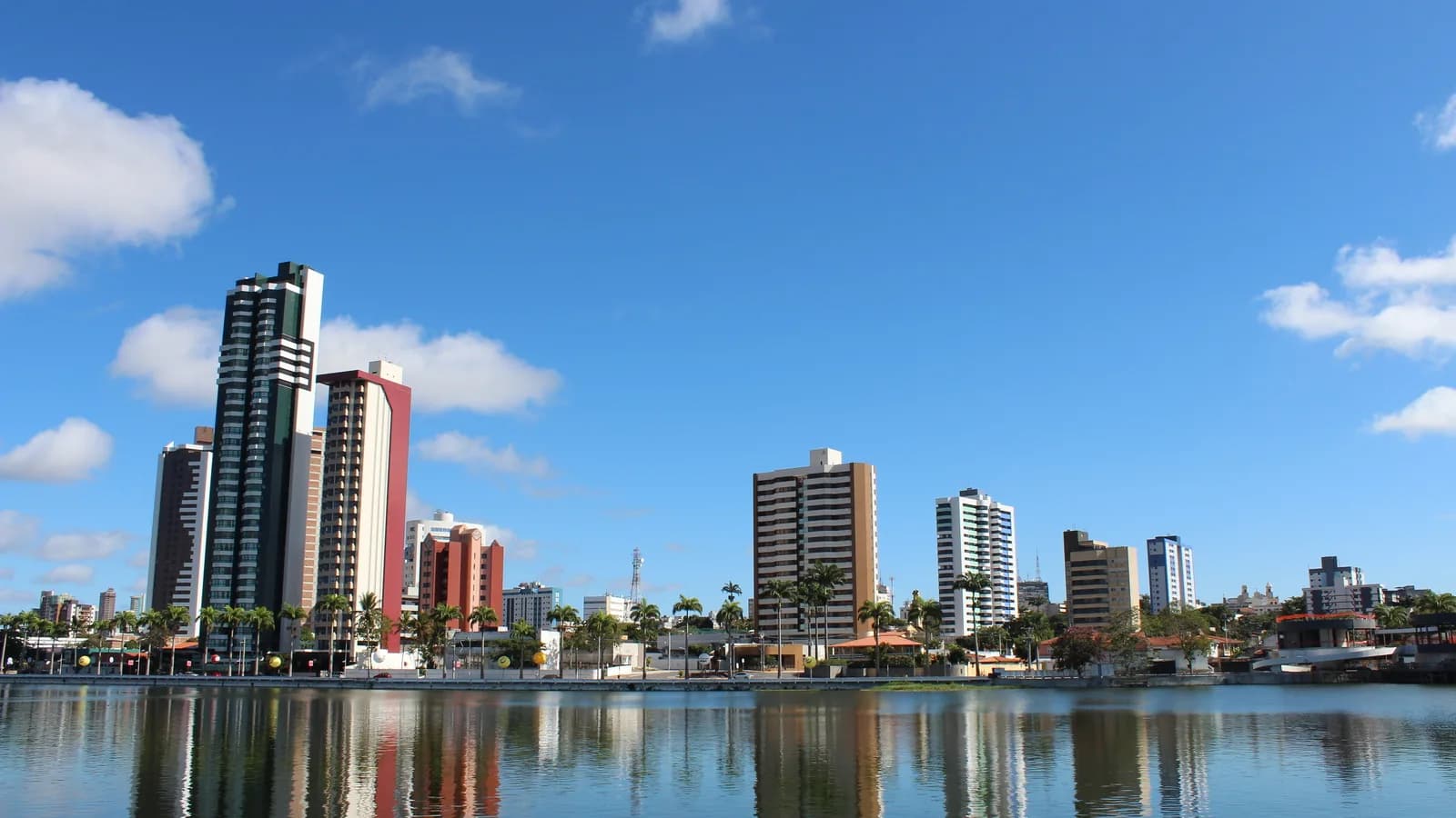 Vista da orla e dos prédios de Campina Grande (PB), em foto de arquivo