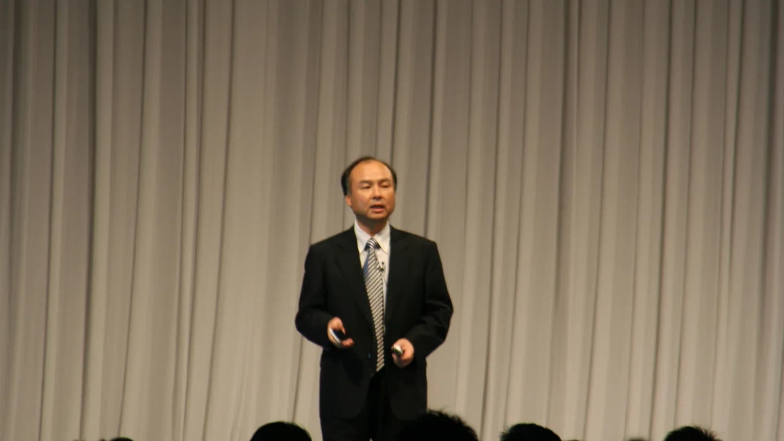 Masayoshi Son, CEO do SoftBank, discursa em evento