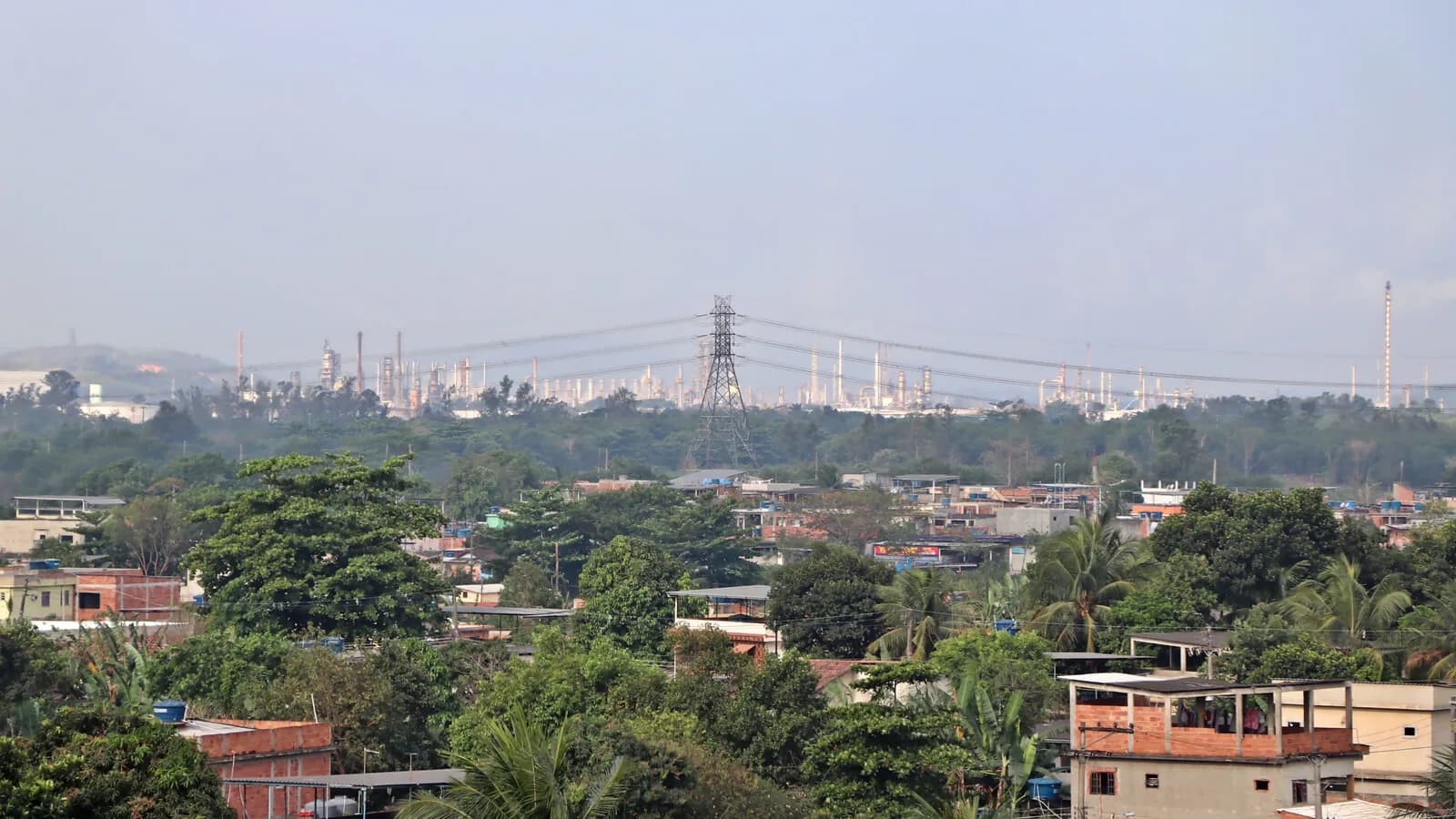Vista da refinaria Reduc, em Duque de Caxias, no Rio de Janeiro