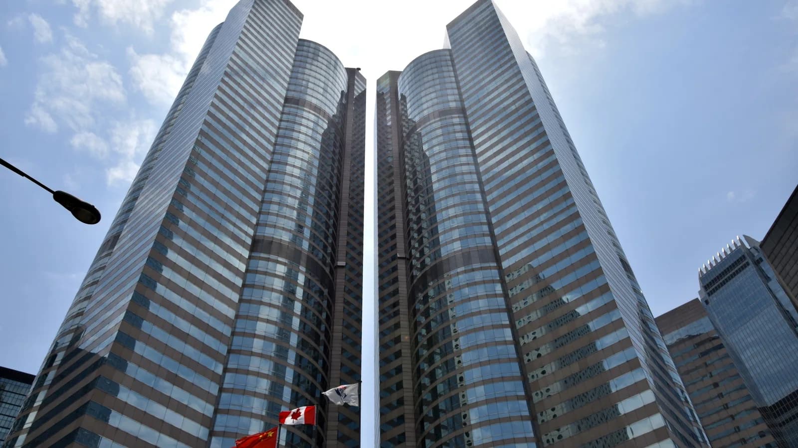 Prédios do Exchange Square, complexo ligado à Bolsa de Hong Kong, vistos de baixo