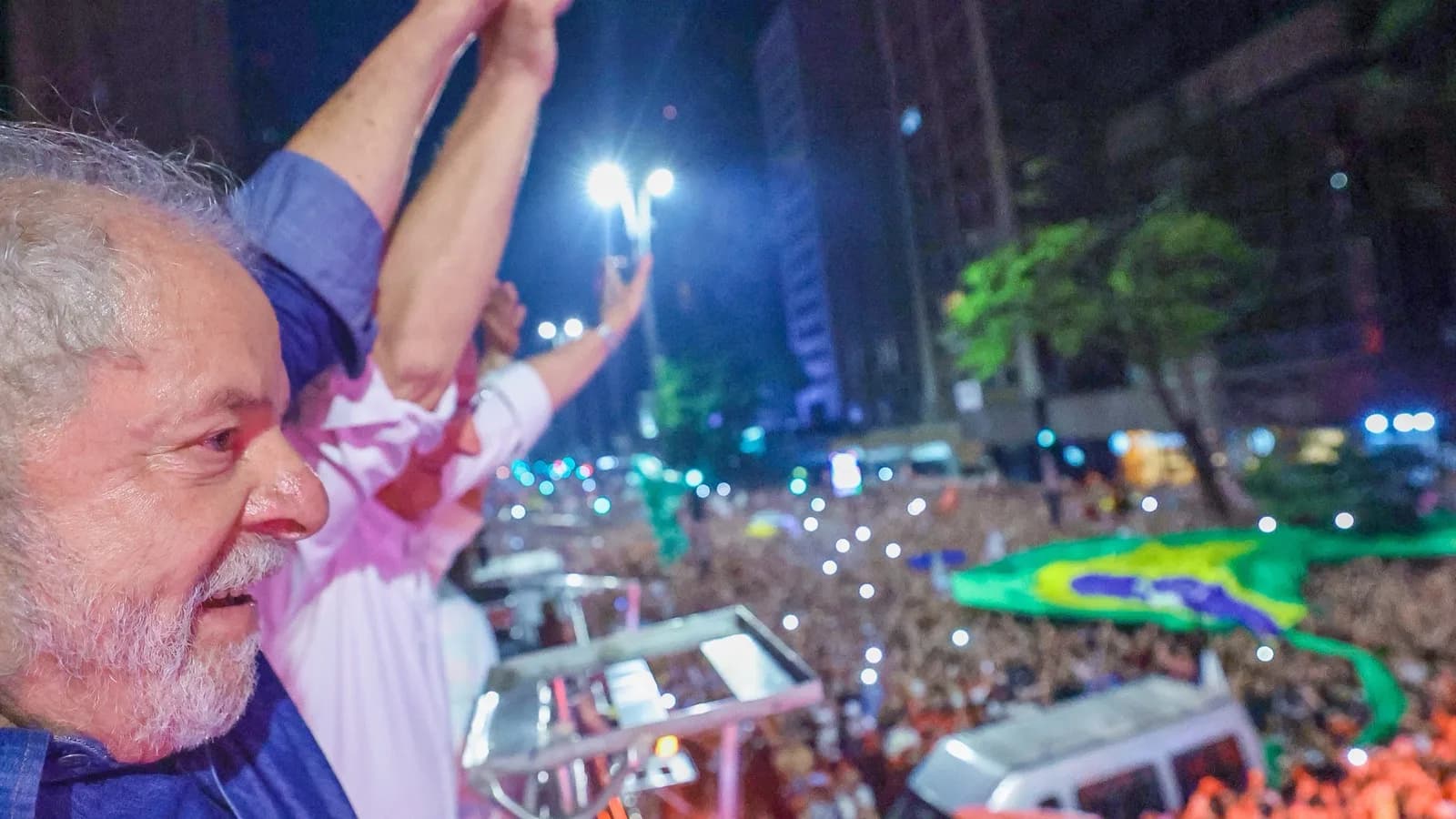 Lula acena para multidão durante discurso de campanha, foto de arquivo
