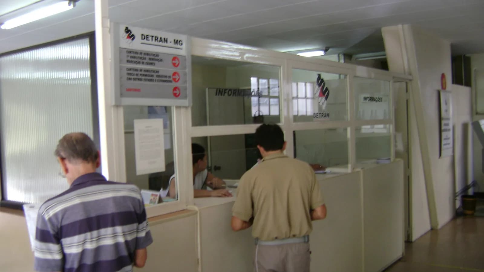 Cidadãos aguardam atendimento em balcão do Detran-MG (foto de arquivo).