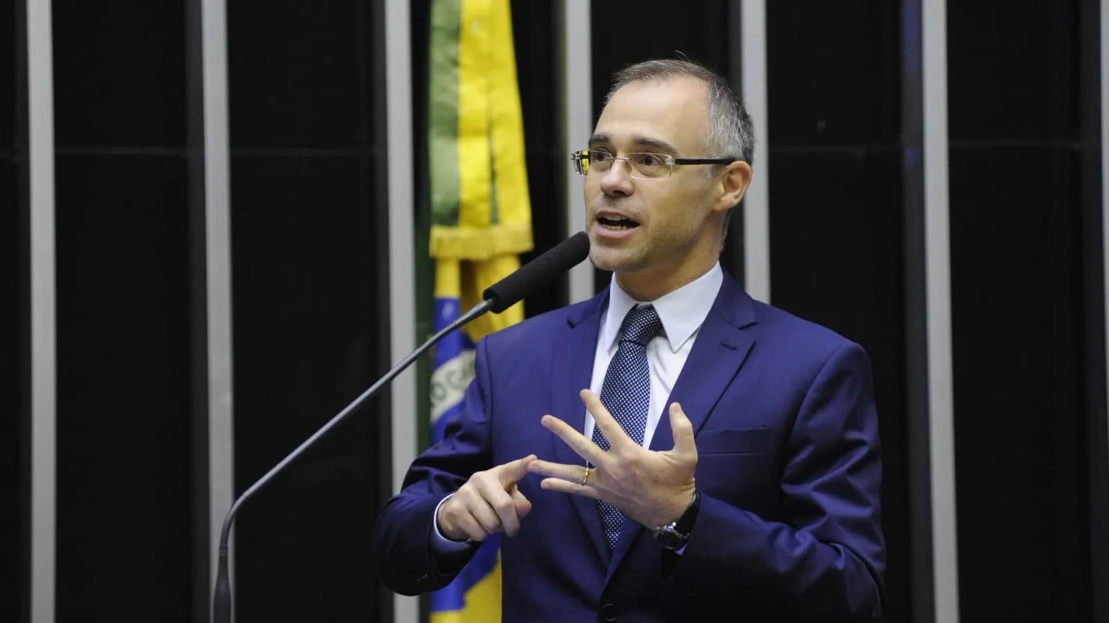 André Mendonça discursa em tribuna com bandeira do Brasil ao fundo