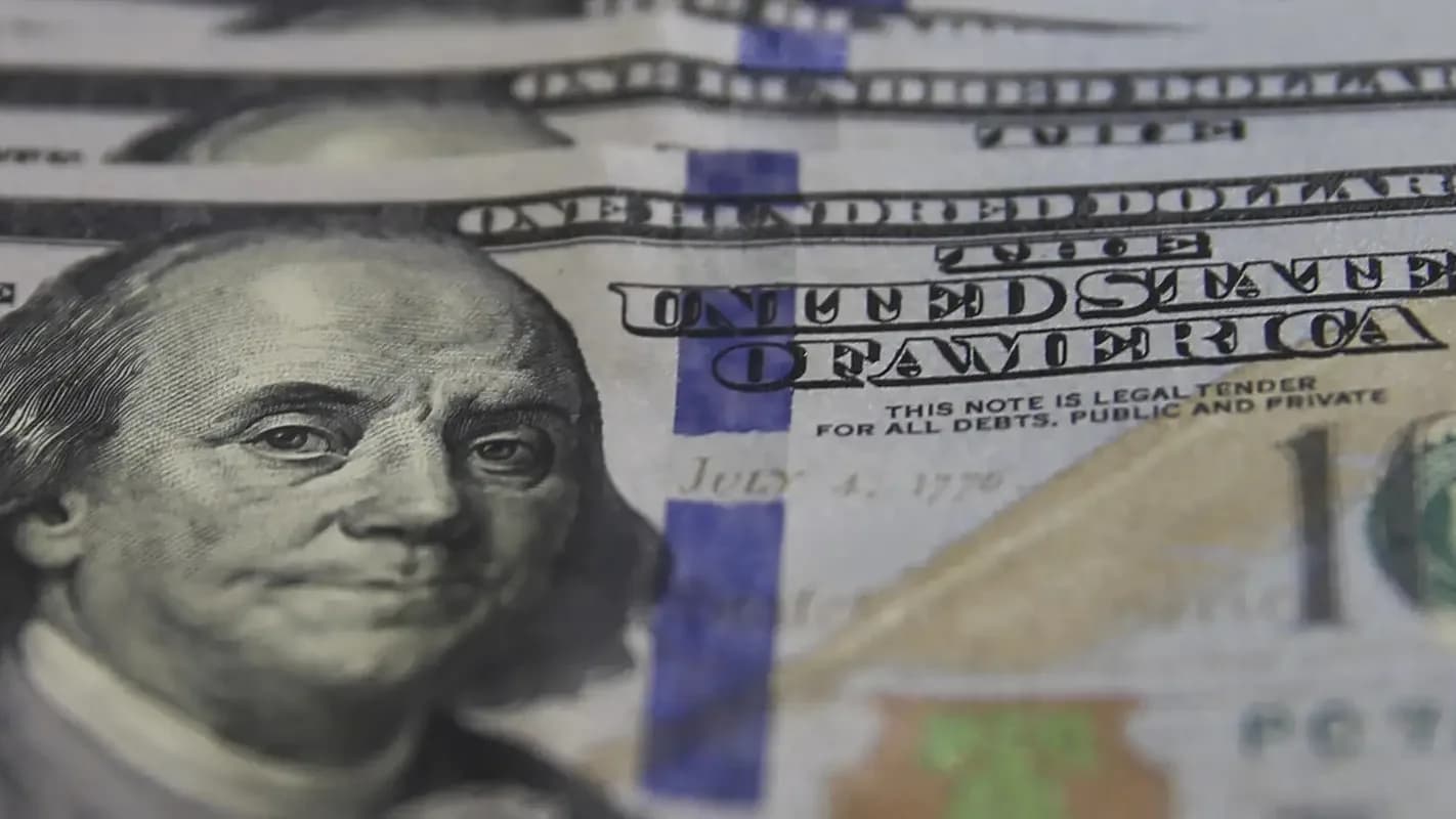 Cédula de cem dólares americanos em close