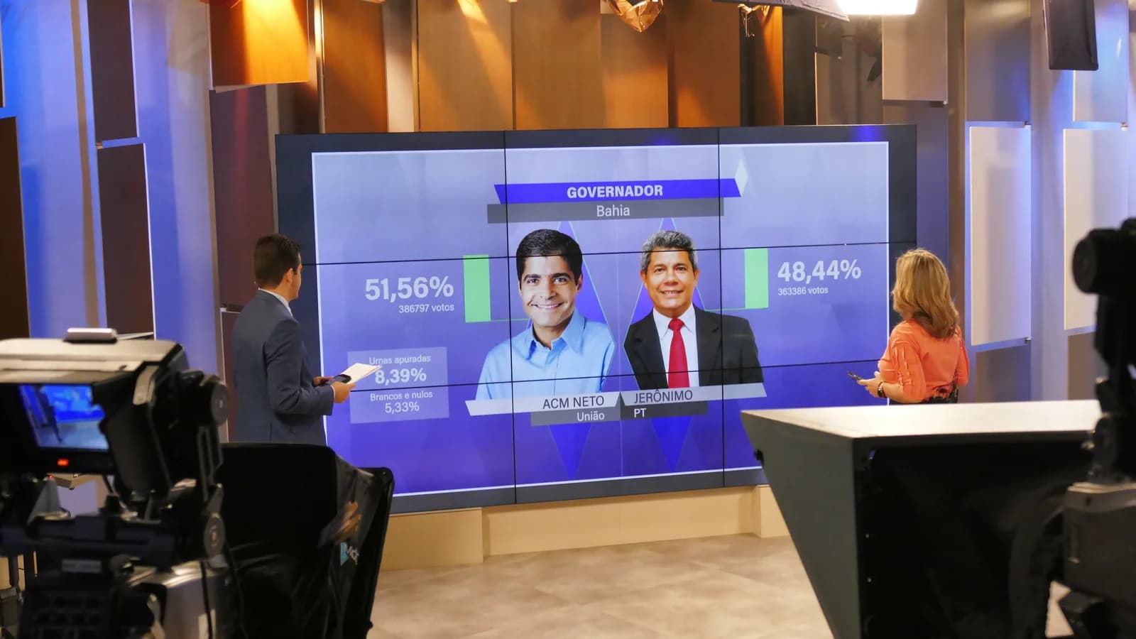 Estúdio de TV exibe apuração de resultado para governador em eleição anterior