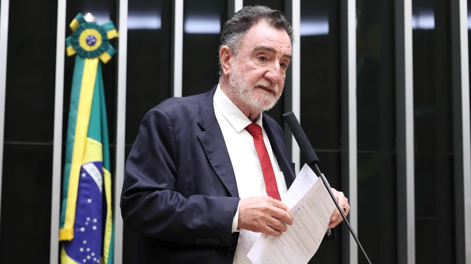 O deputado federal Patrus Ananias discursa em plenário na Câmara dos Deputados