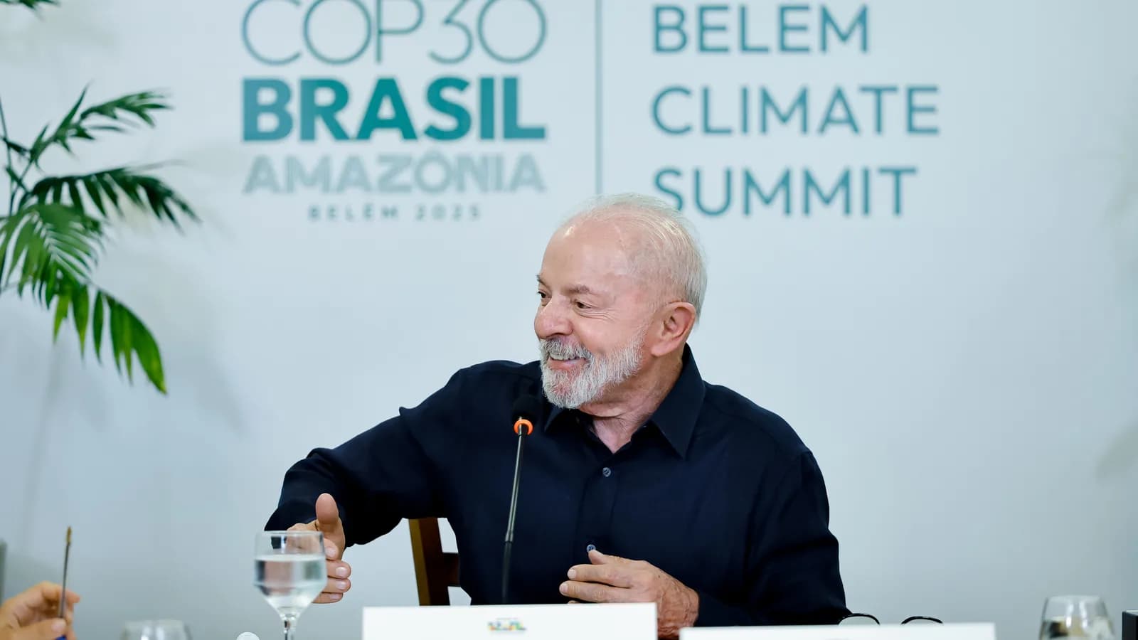 Lula fala durante coletiva de imprensa com jornalistas estrangeiros