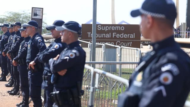 Policiais fazem esquema de segurança em frente à sede do Supremo Tribunal Federal, em Brasília