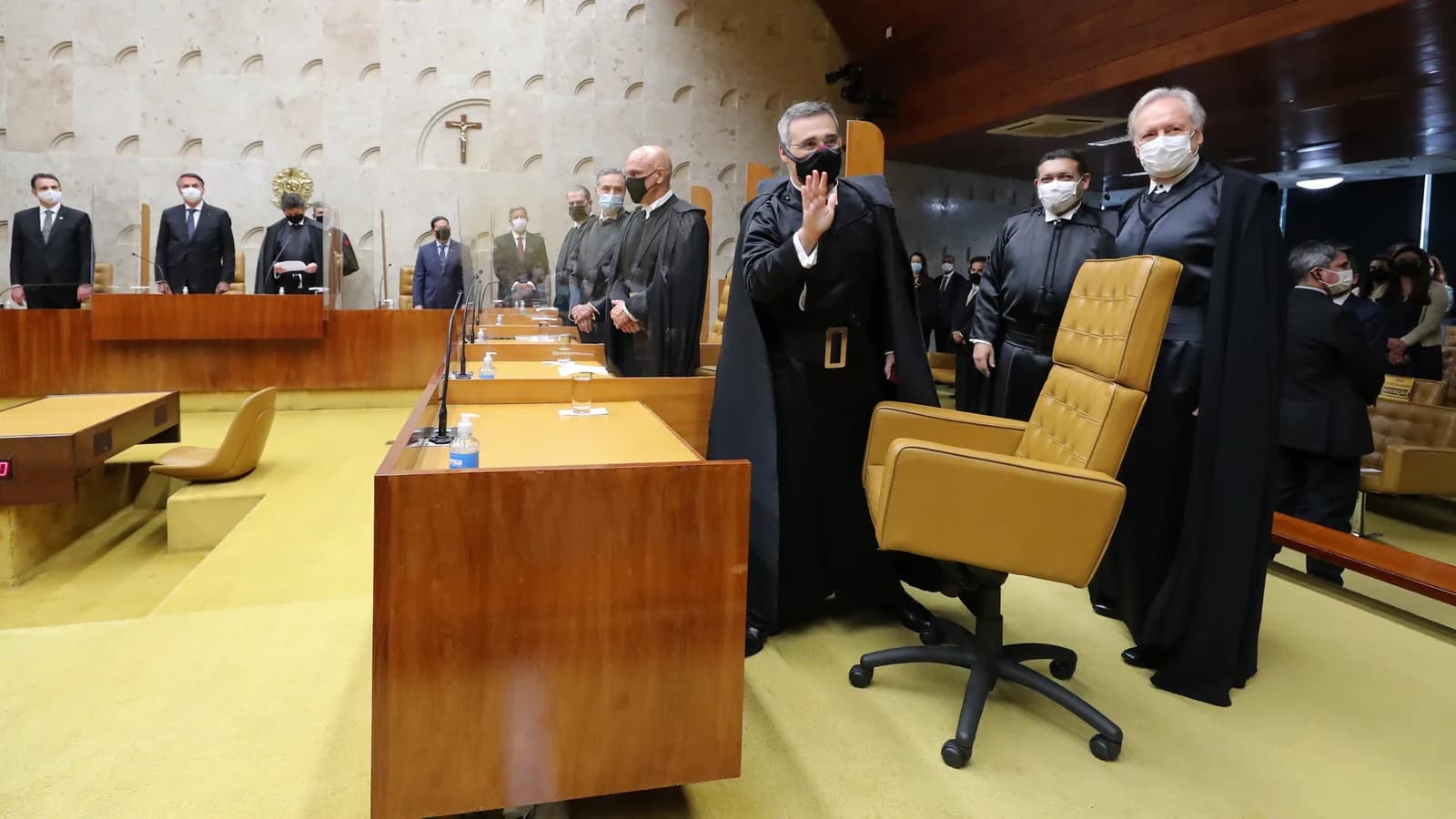 Ministro André Mendonça, do TSE, em cerimônia oficial vestindo toga preta de magistrado