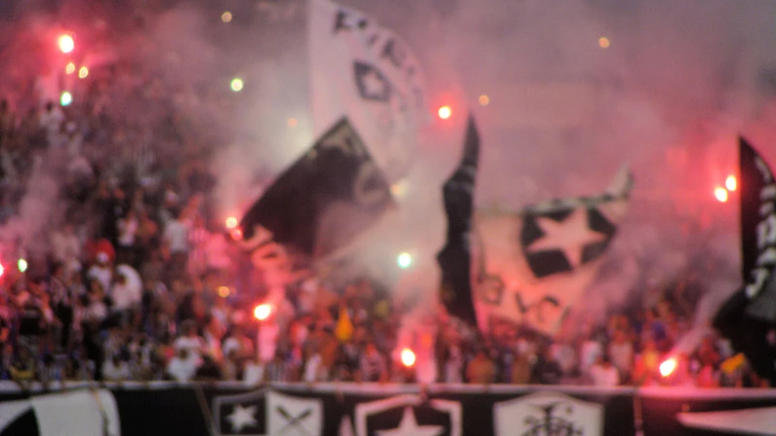 Torcida do Botafogo com bandeiras e sinalizadores em arquibancada (foto de arquivo)
