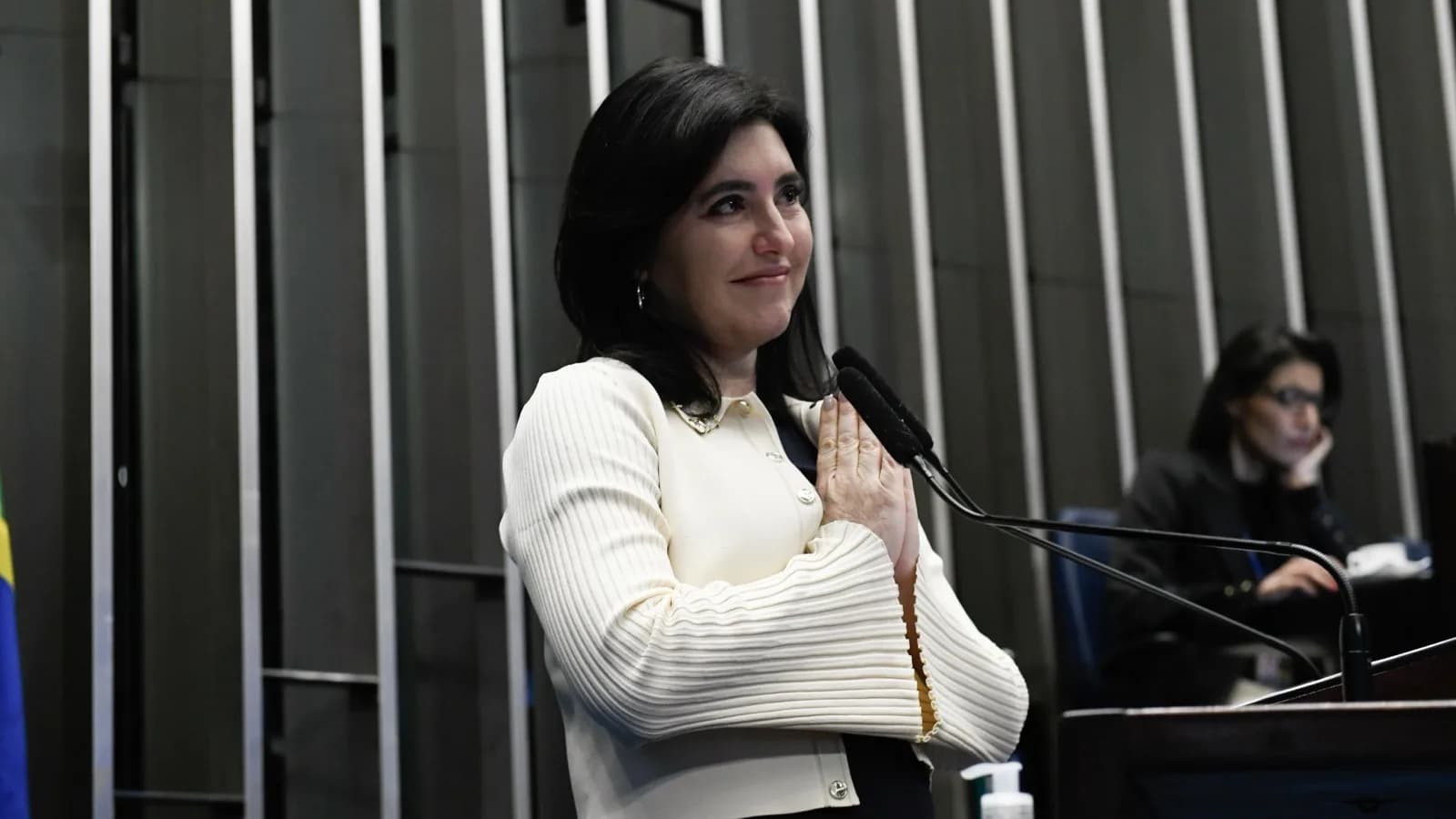 Simone Tebet discursa no plenário do Senado, com as mãos postas, em foto de arquivo