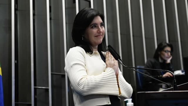 Simone Tebet discursa no plenário do Senado, com as mãos postas, em foto de arquivo