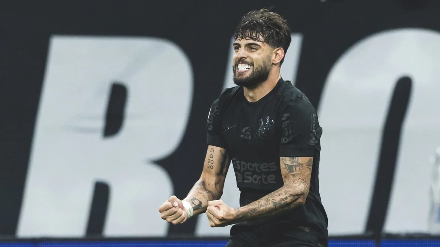 Yuri Alberto, do Corinthians, comemora gol com os braços erguidos