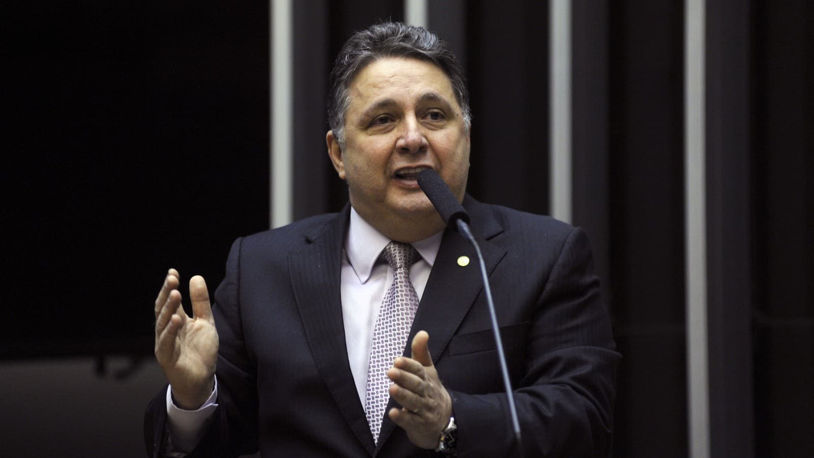 Anthony Garotinho discursando na tribuna da Câmara dos Deputados, de terno escuro, gesticulando junto ao microfone; imagem de arquivo de 2013