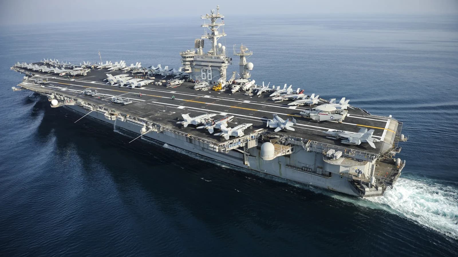 Porta-aviões americano USS Nimitz navega no Golfo Pérsico com aeronaves de combate no convés, foto de arquivo de 2013
