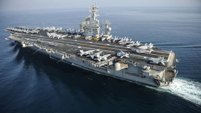 Porta-aviões americano USS Nimitz navega no Golfo Pérsico com aeronaves de combate no convés, foto de arquivo de 2013