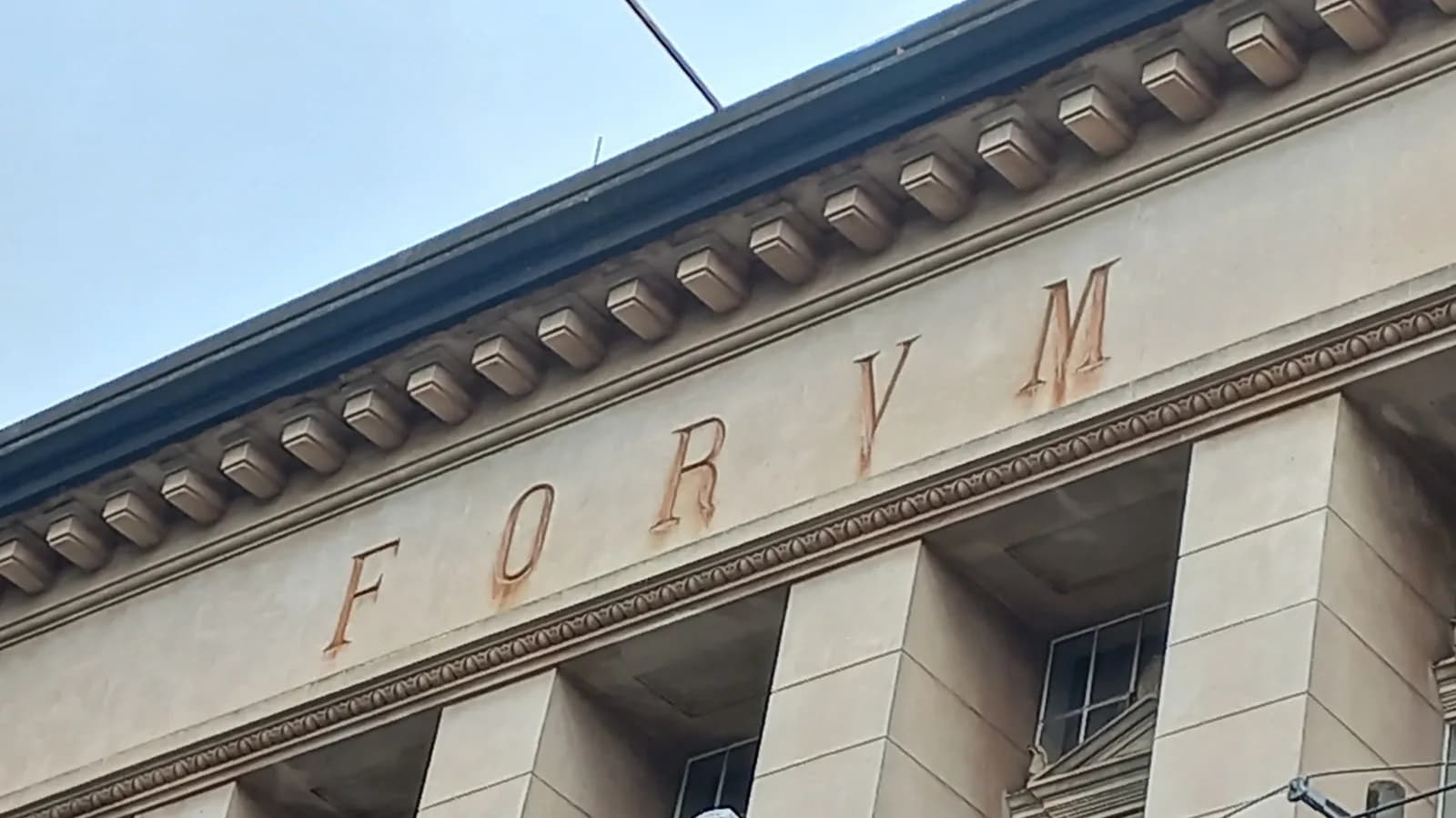 Fachada de prédio de fórum judicial (imagem ilustrativa, não é o Fórum Criminal da Barra Funda)