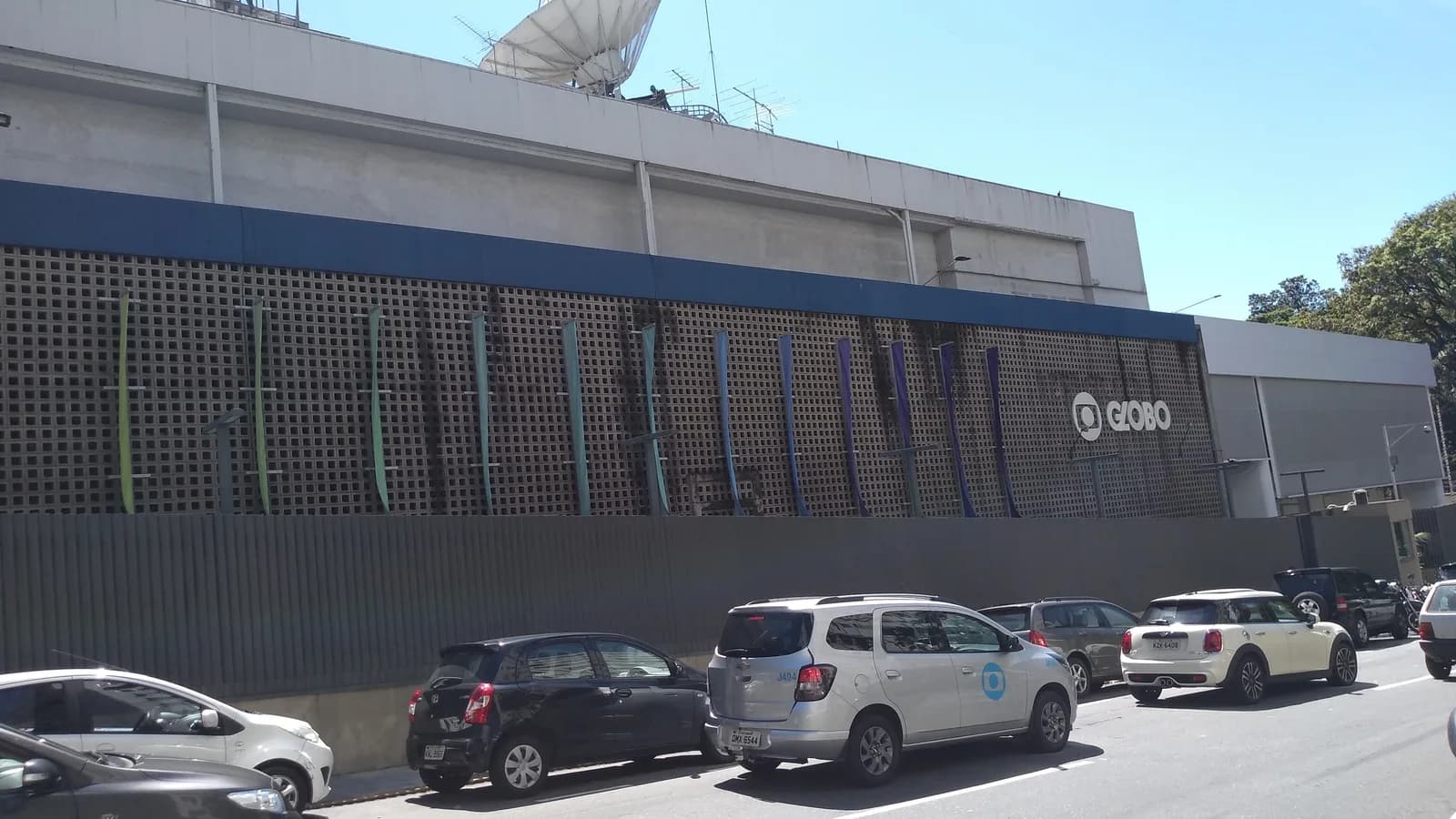 Fachada do prédio da TV Globo com antenas parabólicas no telhado