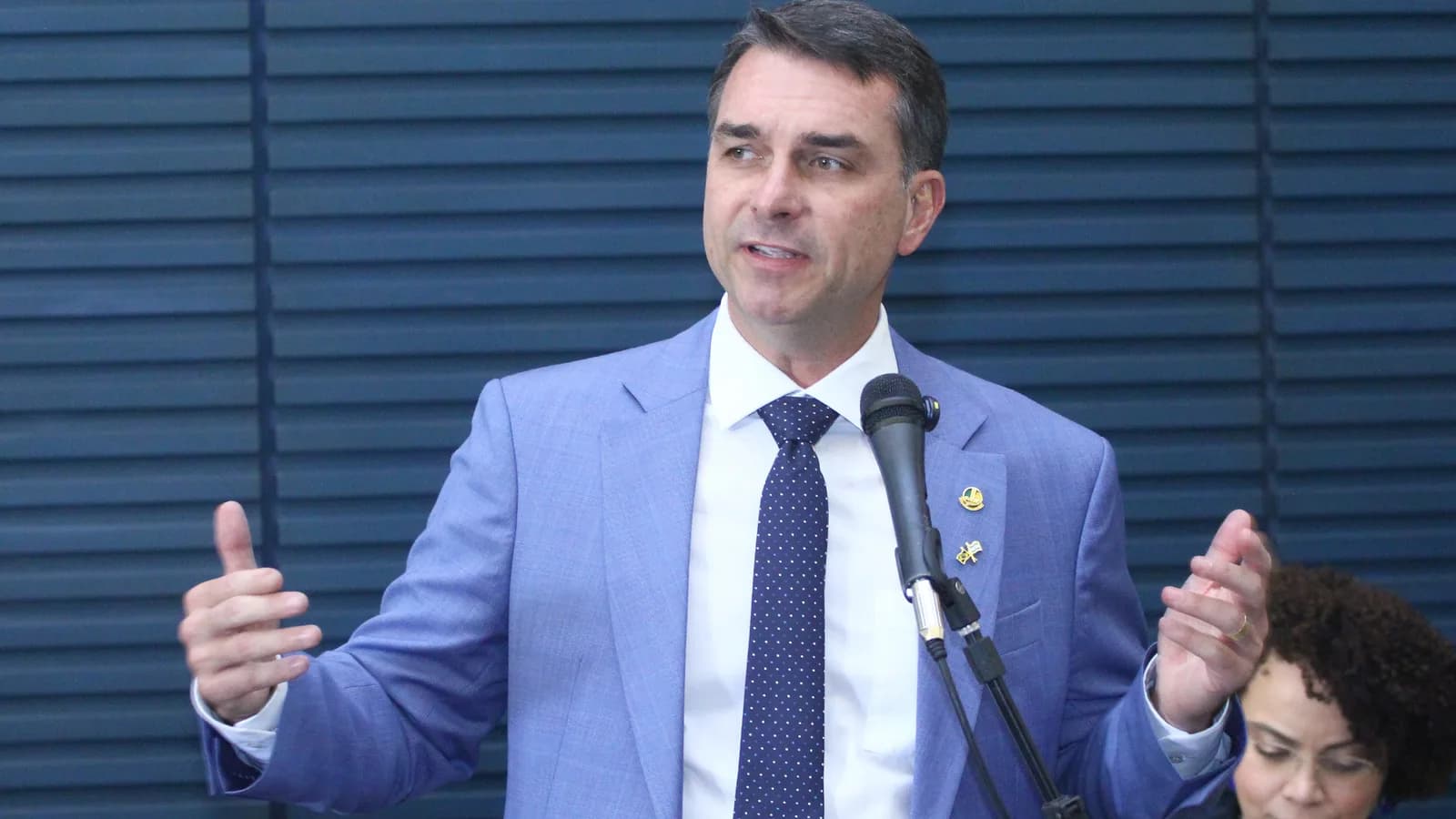 O senador Flávio Bolsonaro fala ao microfone durante evento