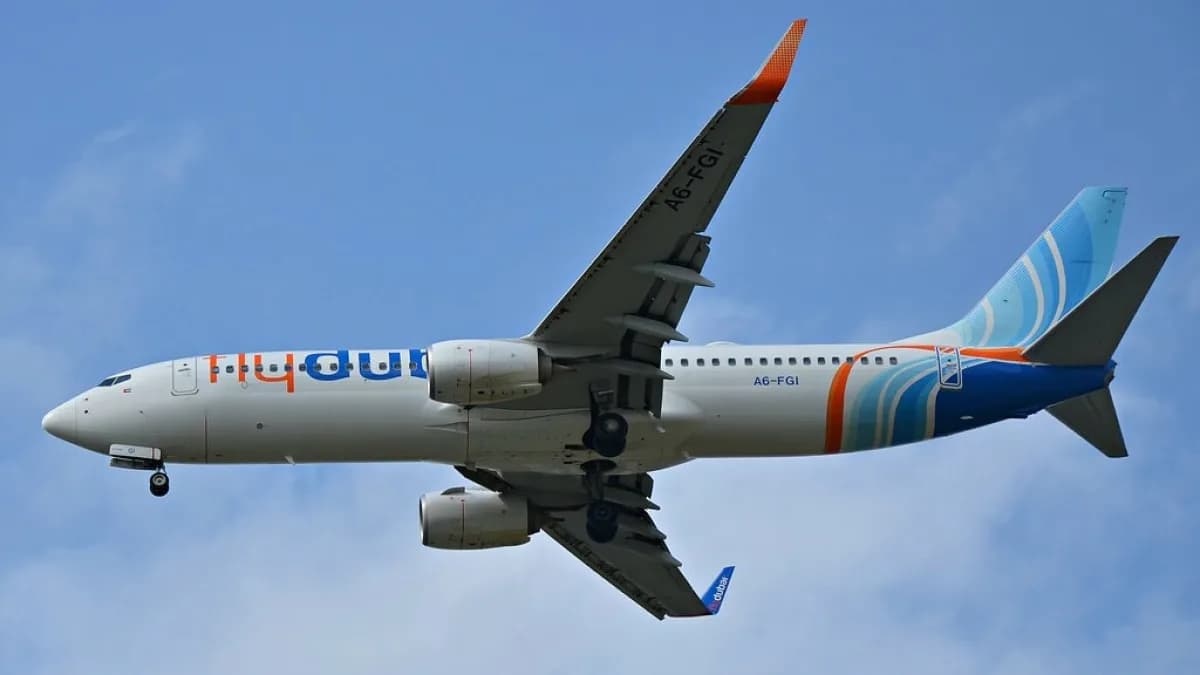 Aeronave Boeing 737 da companhia flydubai em voo