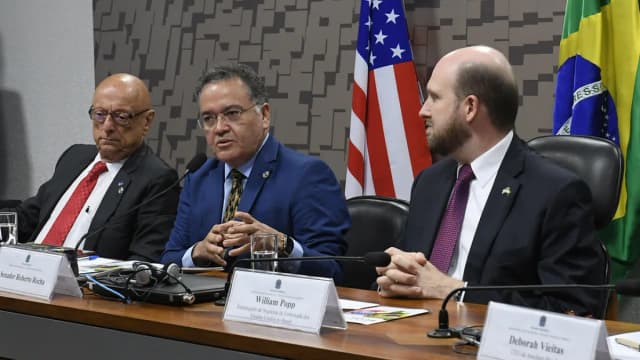 Reunião bilateral entre autoridades do Brasil e dos Estados Unidos, com as bandeiras dos dois países ao fundo