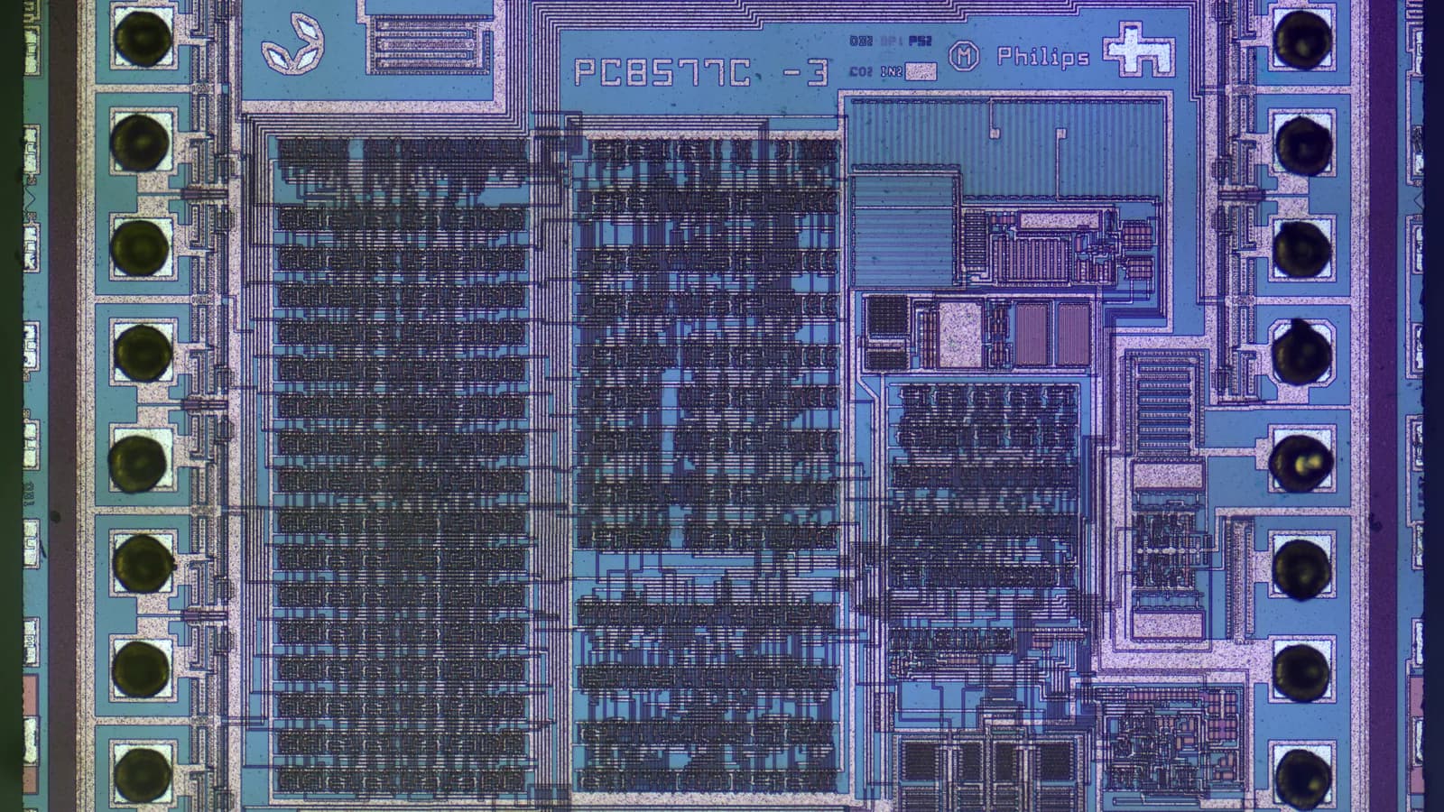 Chip semicondutor visto em close, com os circuitos internos aparentes