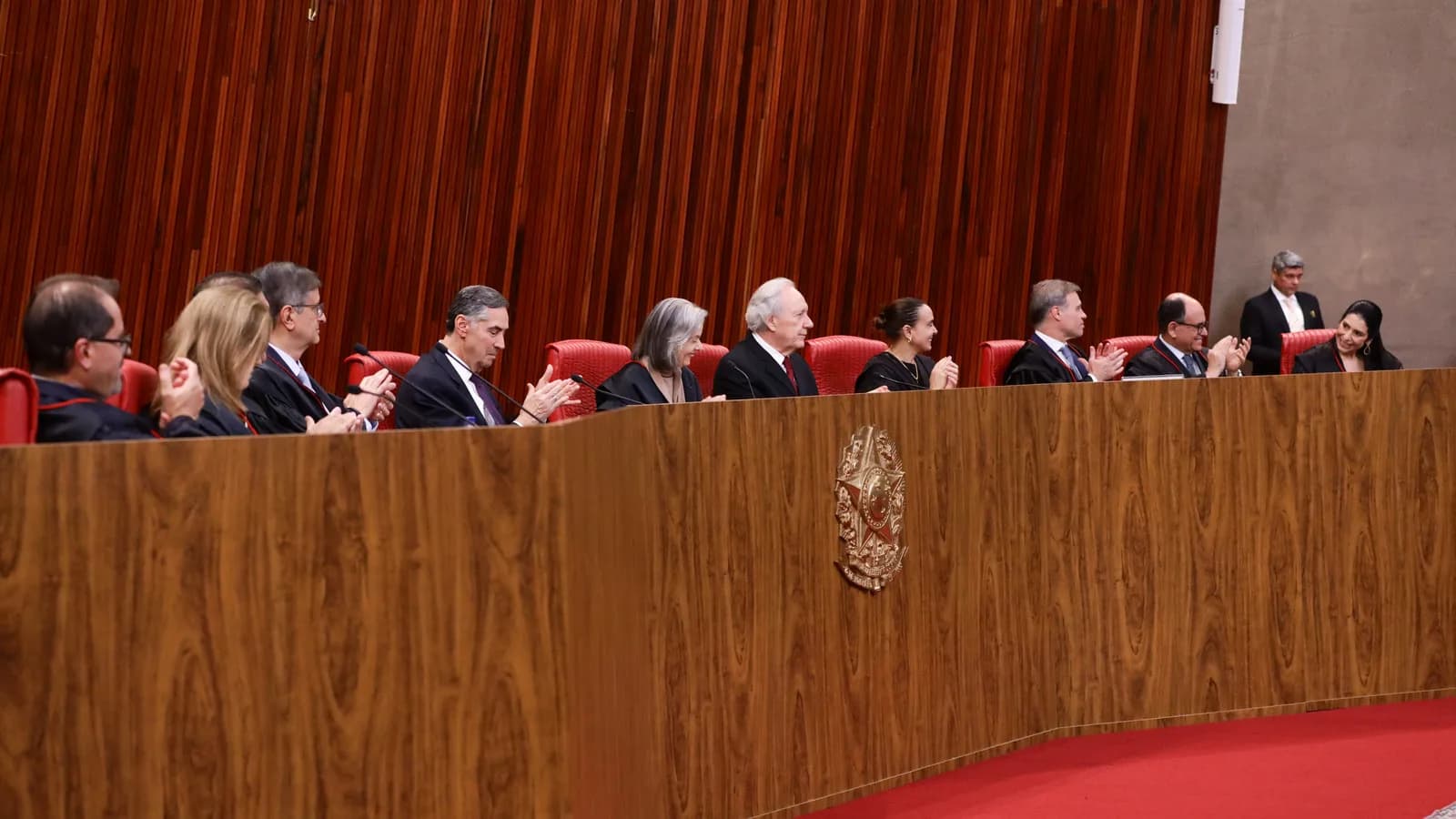 Plenário do TSE reunido em sessão solene, com ministros à mesa