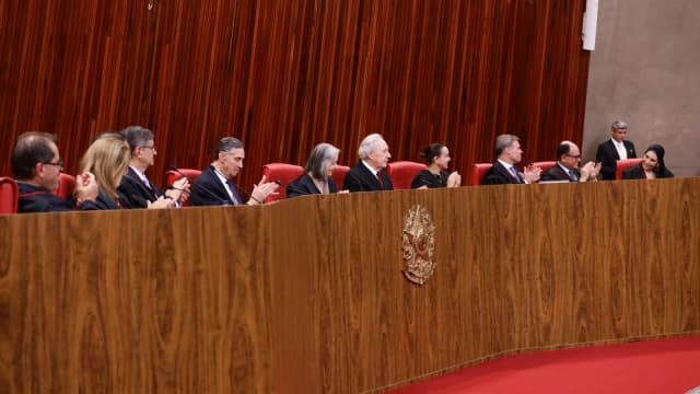 Plenário do TSE reunido em sessão solene, com ministros à mesa